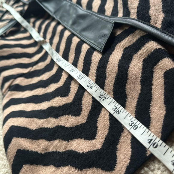 🆕 Tahari Open Belted Cardigan Jacket Black Brown Chevron Pattern Size Medium - Picture 14 of 17